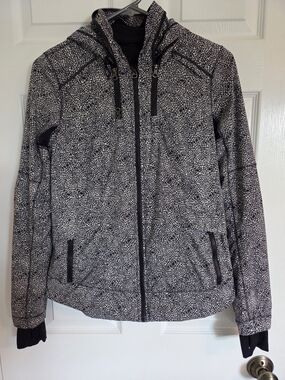 lululemon Black‎ and White Speckled Floral Hooded Jacket Size Small